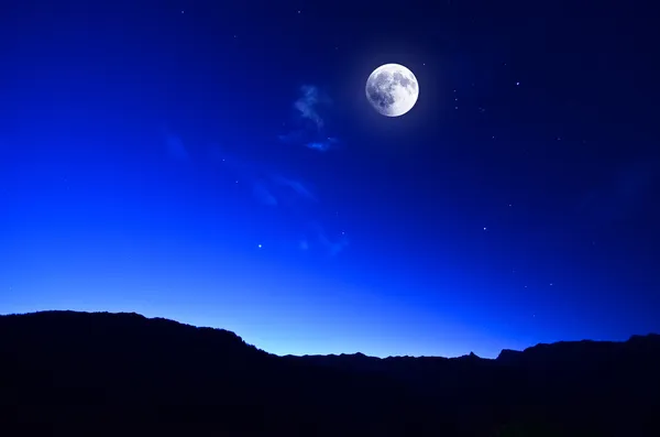 Luna llena sobre la montaña — Foto de Stock