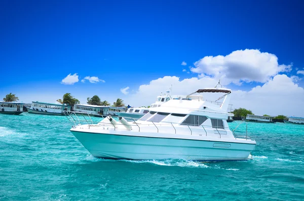 Yatch de lujo en hermoso océano —  Fotos de Stock