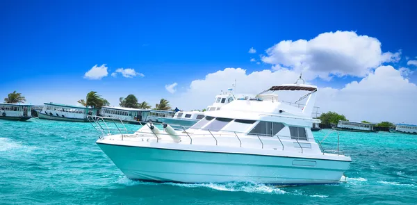 Luxusní jachta v krásné oceánu — Stock fotografie