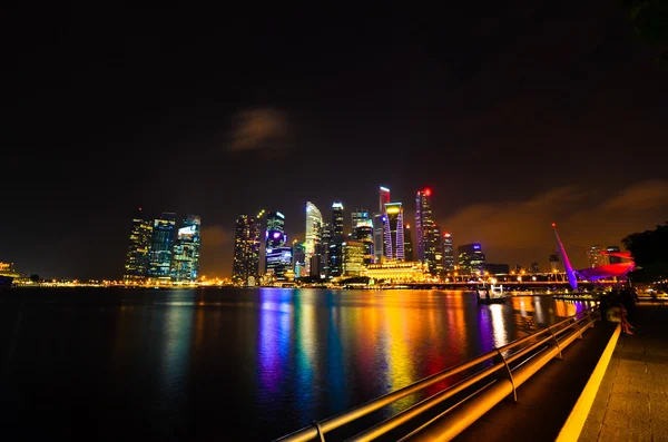 Singapore skyline à noite — Fotografia de Stock