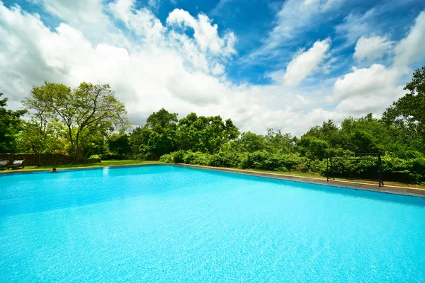 Infinity swimming pool at Hotel Kandalama — Stock Photo, Image