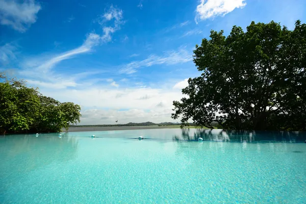 Infinity swimming pool at Hotel Kandalama — Stock Photo, Image