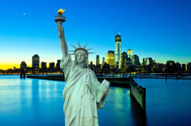 Özgürlük heykeli ile new york ar gece