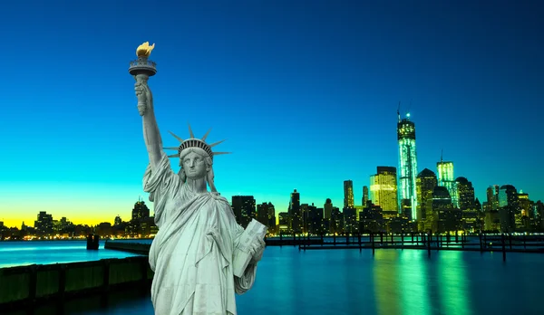 Standbeeld van de vrijheid met new york ar nacht — Stockfoto