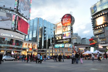 Yonge-dundas Meydanı Toronto