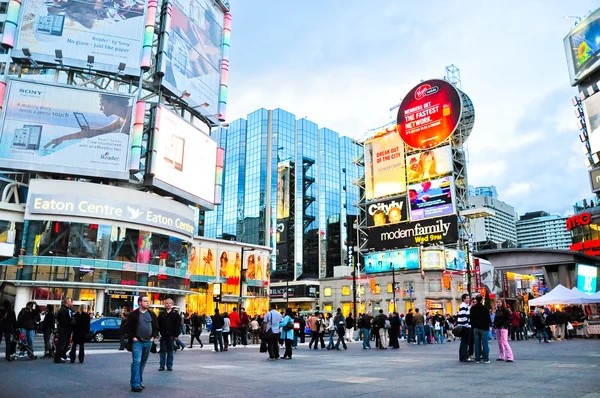 Yonge-Dundas Square in Toronto — Stock Photo, Image