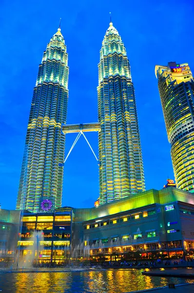 Petronas twin towers — Stockfoto