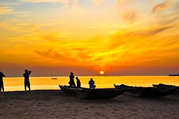 Pessoas que capturam o nascer do sol — Fotografia de Stock