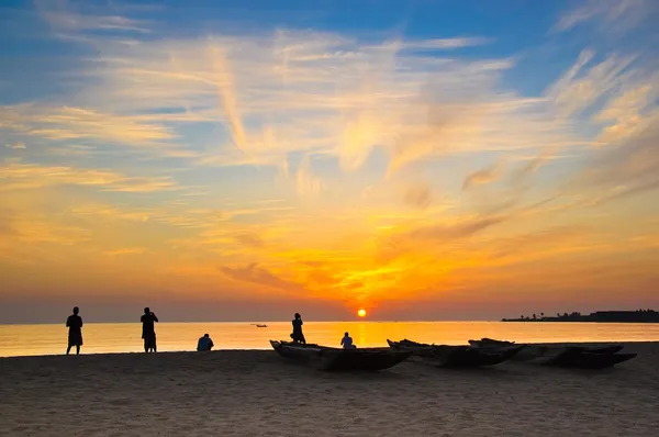 Люди ловят восход солнца — стоковое фото