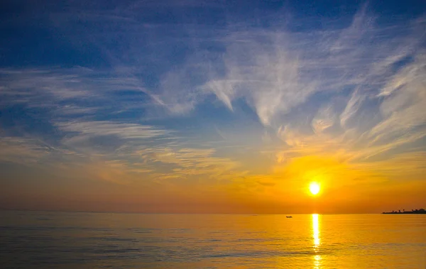 Прекрасний схід сонця над океаном — стокове фото