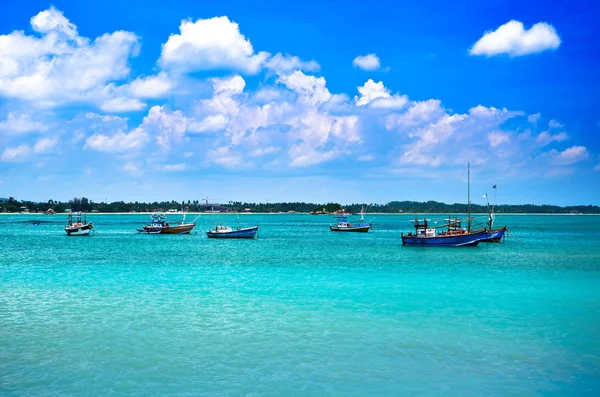 Boote auf blauem Meer — Stockfoto