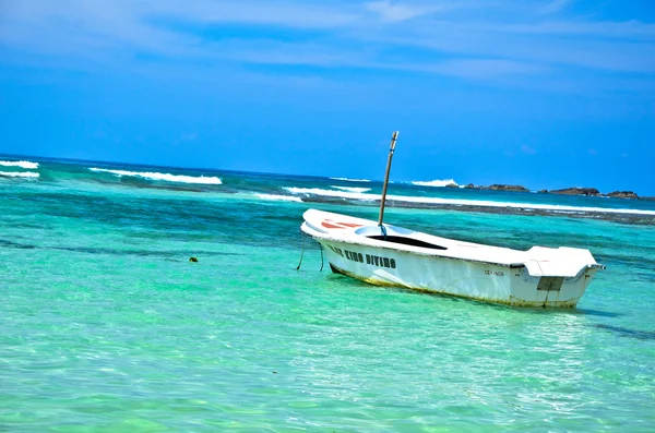 Boot op zee — Stockfoto