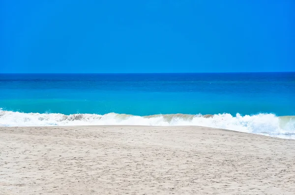 Praia e mar tropical — Fotografia de Stock