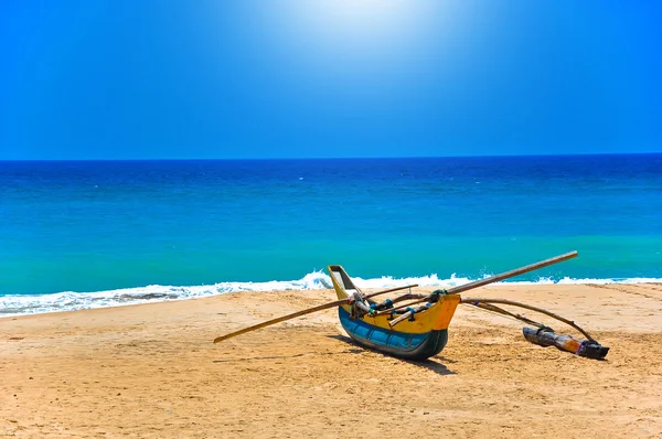 Barca sulla bellissima spiaggia — Foto Stock