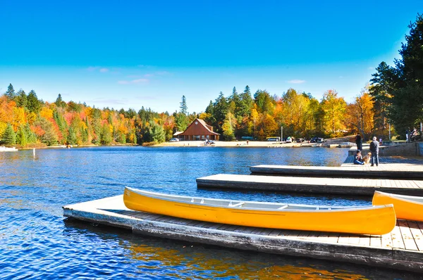 Muelle con lago de otoño —  Fotos de Stock
