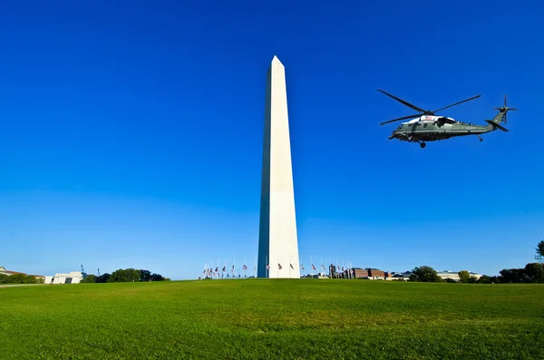 Elicottero sopra Washington Monument — Foto Stock