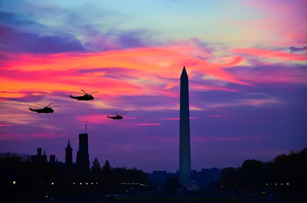 Tiga kerajinan udara di Washington DC pada malam hari — Stok Foto