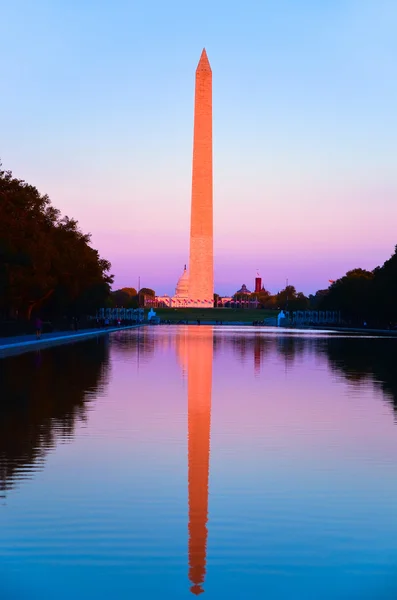 Μνημείο της Ουάσιγκτον που αντικατοπτρίζει την πισίνα από το Μνημείο Λίνκολν — Φωτογραφία Αρχείου