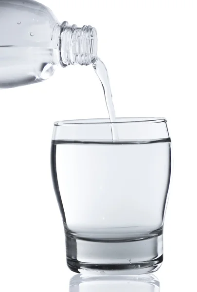 Verter agua en el vaso — Foto de Stock