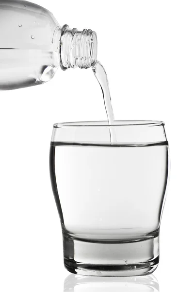 Verter agua en el vaso — Foto de Stock