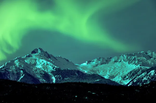 Montagna innevata con aurora boreale — Foto Stock