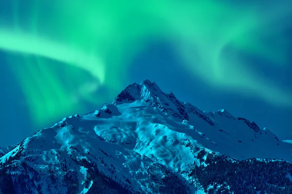 Snötäckta berg med norrsken — Stockfoto
