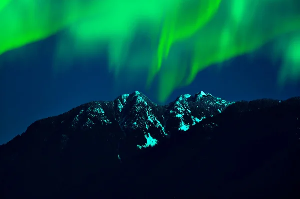 Noorderlicht over sneeuw berg — Stockfoto