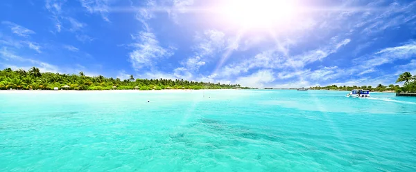 Úžasný ostrov a nedotčené pláže v Maledivy — Stock fotografie