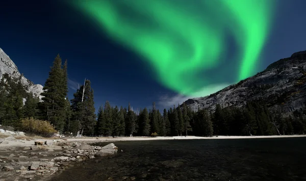 Luzes do norte sobre lago — Fotografia de Stock