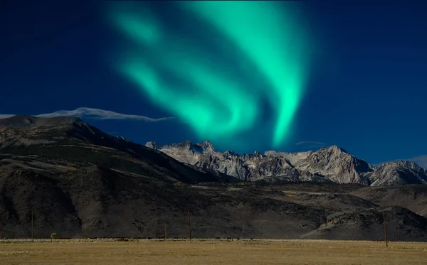 Aurora boreal sobre la montaña —  Fotos de Stock