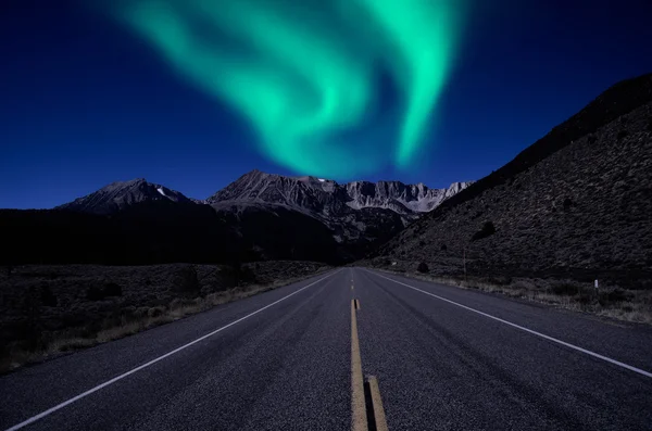 Luces boreales sobre carretera montaña —  Fotos de Stock