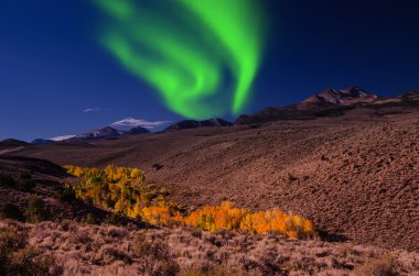 Yeşil Kuzey ışıkları aurora borealis