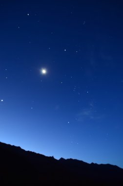 gökyüzü yıldızlarla