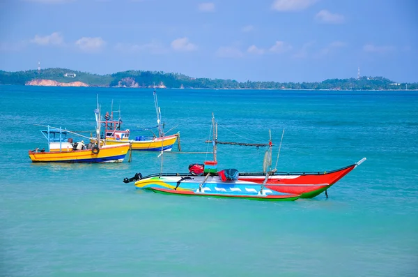 Barco de pesca en hermoso océano —  Fotos de Stock