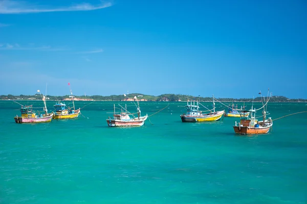 Barco de pesca en hermoso océano — Foto de Stock