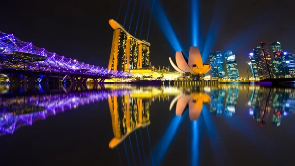 Singapura skyline cidade à noite — Fotografia de Stock