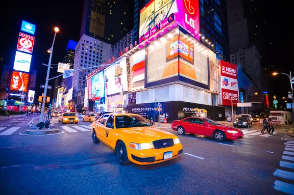 Náměstí Times square, vybavený s Broadwaye a vedl známky — Stock fotografie