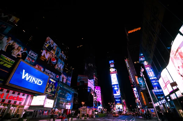 Times Square, caratterizzato da teatri di Broadway e cartelli a LED — Foto Stock