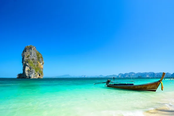 Barca tradizionale in spiaggia è una delle principali attrazioni turistiche in Thailandia — Foto Stock