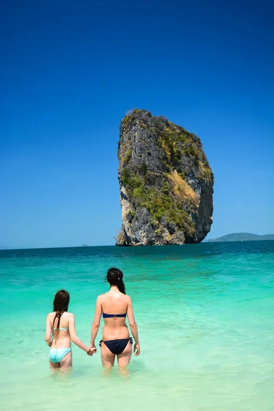 两个女孩走在美丽的海滩风景在泰国 — 图库照片