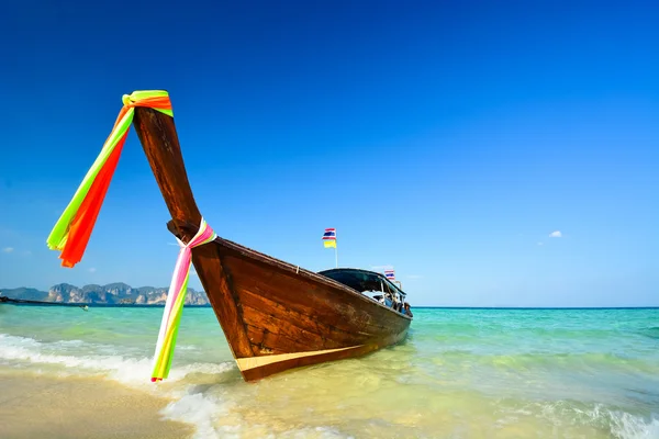 Traditionelles Boot am Strand ist eine der wichtigsten Touristenattraktionen in Thailand — Stockfoto