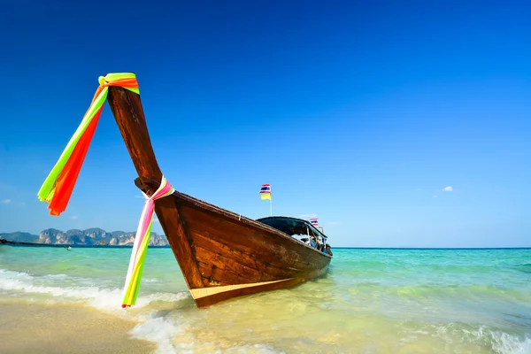 Tradiční loď v beach je jedním z hlavních turistických atrakcí v Thajsku — Stock fotografie