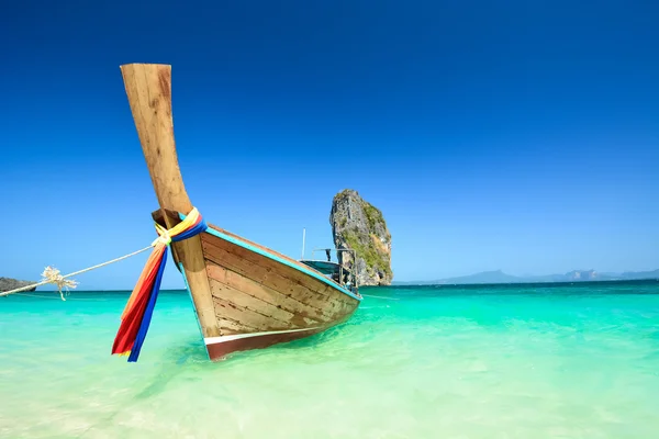Традиційні човни на пляжі є одним з головних туристичних залучення в Таїланді — стокове фото