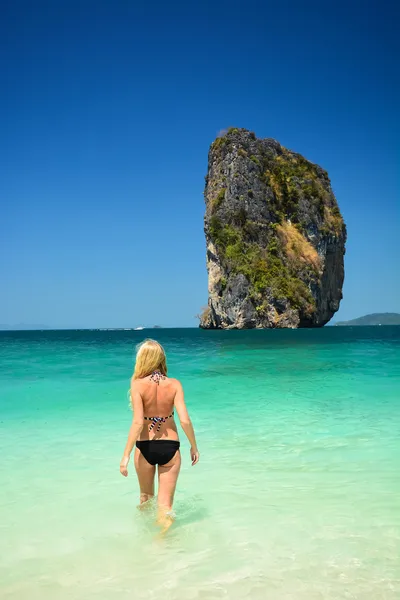 Iki kız güzel bir plaj peyzaj Tayland yürümek — Stok fotoğraf