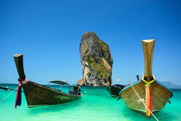 Barca tradizionale in spiaggia è una delle principali attrazioni turistiche in Thailandia — Foto Stock