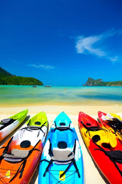 Kayak en hermosa playa en Tailandia — Foto de Stock