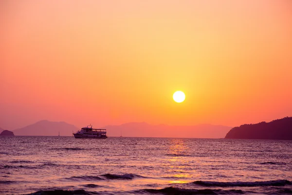 Piękny zachód słońca w Krabi, Tajlandia — Zdjęcie stockowe