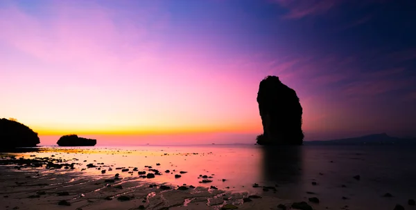 พระอาทิตย์ตกที่สวยงามในกระบี่ ประเทศไทย — ภาพถ่ายสต็อก