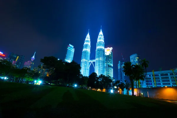 Linha do horizonte de Kuala Lumpur à noite — Fotografia de Stock