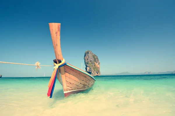 Традиционная лодка на пляже - одна из главных туристических достопримечательностей Таиланда — стоковое фото